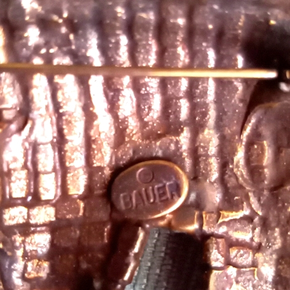 ADORABLE CRYSTAL BROWN BEAR ON WHEEL'S PIN - Picture 5 of 7